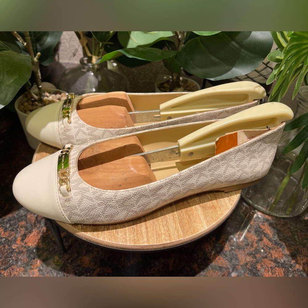 Michael Kors vanilla ballet flats MK mini logo w/ gold plate Slip on rubber sole - Picture 2 of 10
